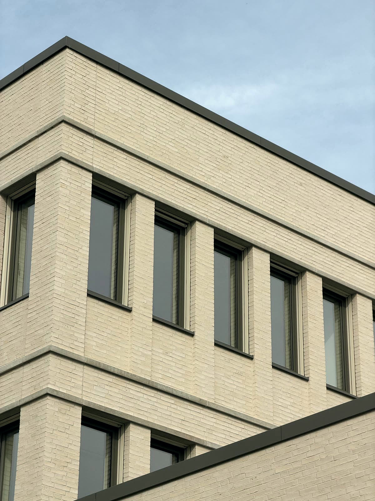 Detail der hellen Klinkerfassade mit Fensterreihe und Gesims am Amtsgericht Eschweiler
