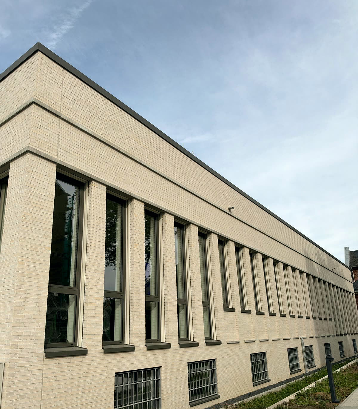 Lange Fassade des Amtsgerichts Eschweiler mit gleichmäßiger Fensterreihe