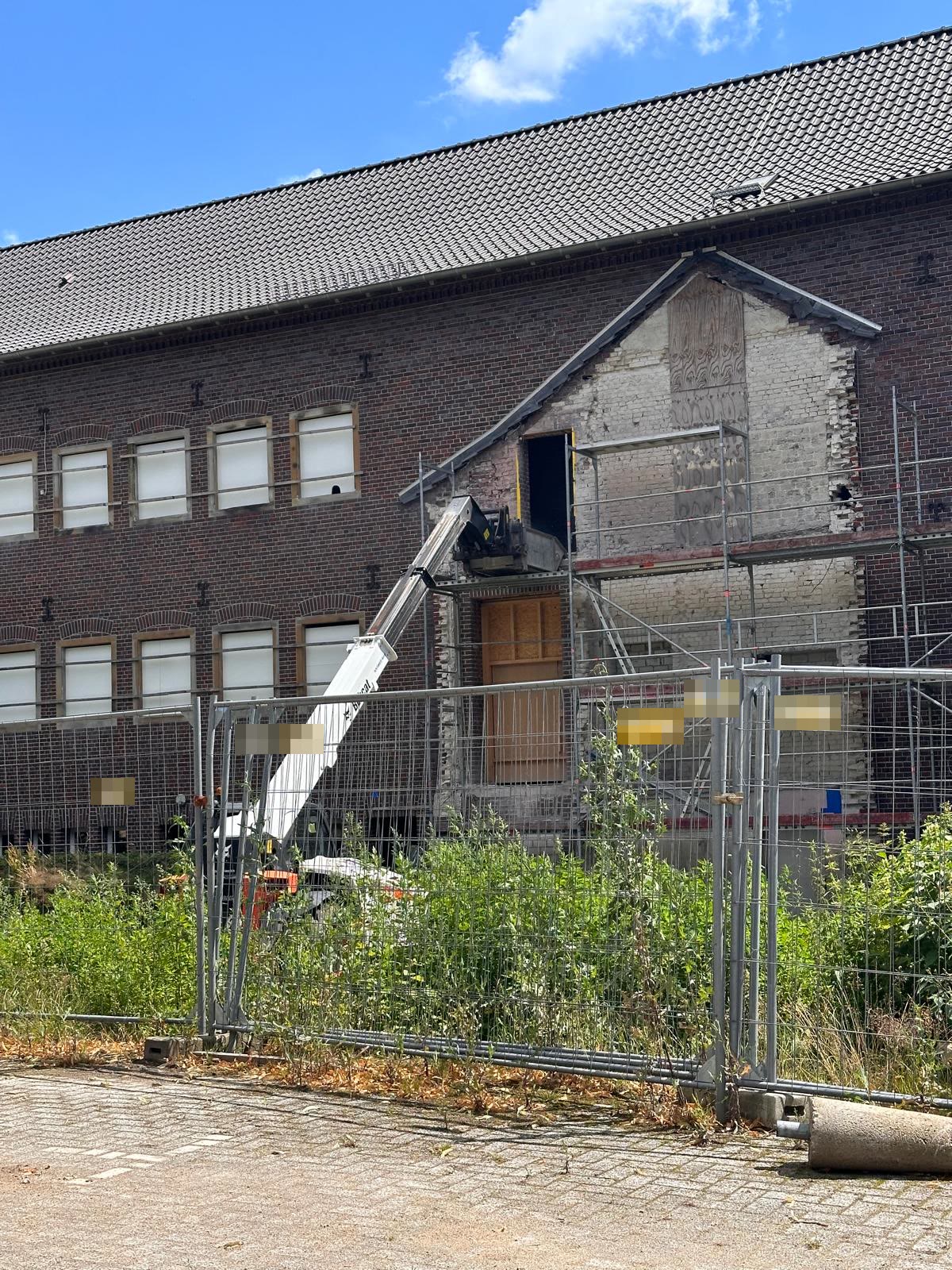 Klinkerfassade der Fridtjof-Nansen-Realschule in Gronau mit geöffnetem Giebel und Gerüst während des Umbaus