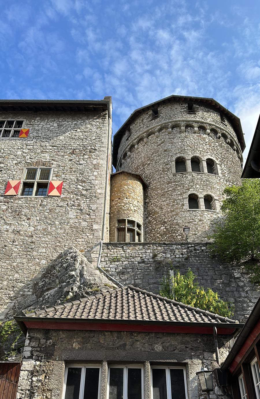 Blick von unten auf das Natursteinmauerwerk von Schloss Stolberg mit Rundturm